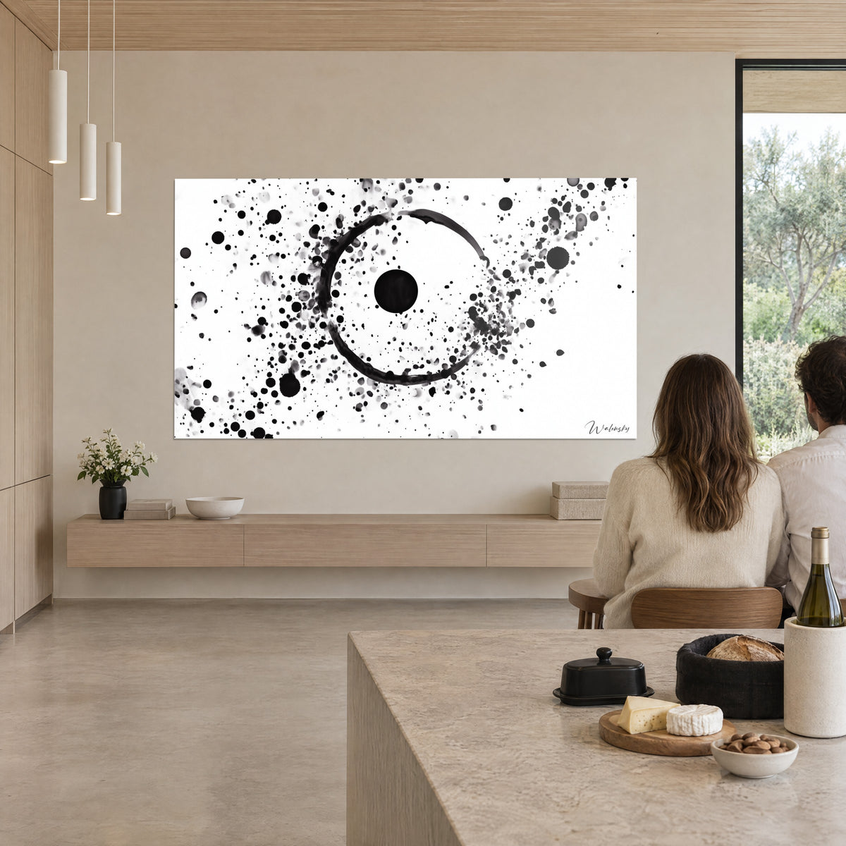 Gemälde Spirale aus schwarzen und grauen Tintentropfen auf reinem Weiß, chaotische Umlaufbahn, an der Wand einer offenen Küche mit Blick in den Garten