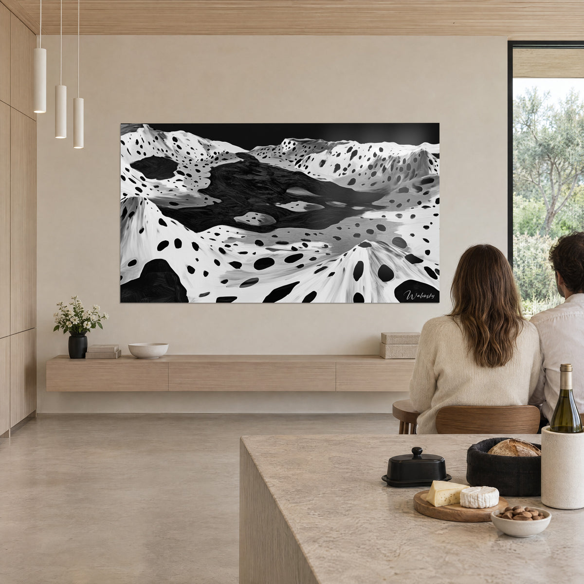Cuadro valle dálmata en blanco y negro, pinceladas visibles, lago oscuro, encima de una cocina abierta y luminosa