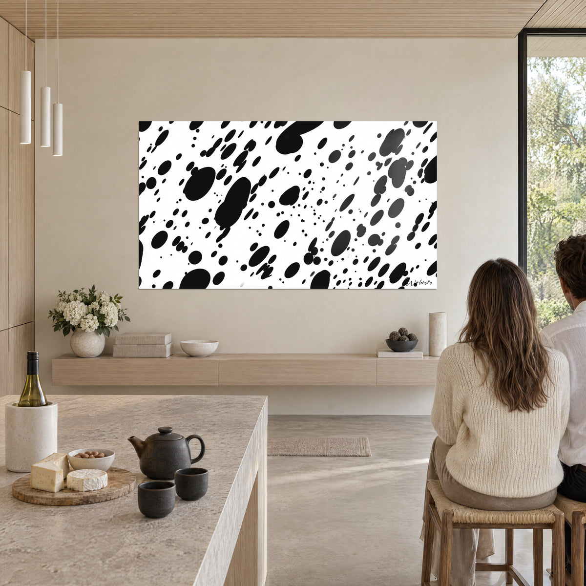 Tableau constellation de taches noires et grises sur blanc, signature Walensky en bas à droite, dans une cuisine ouverte sur le jardin