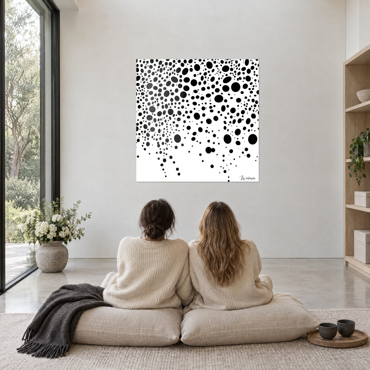 Tableau motif léopard abstrait noir et blanc, taches dégradées vers le bas, deux femmes de dos assises sur des coussins beiges