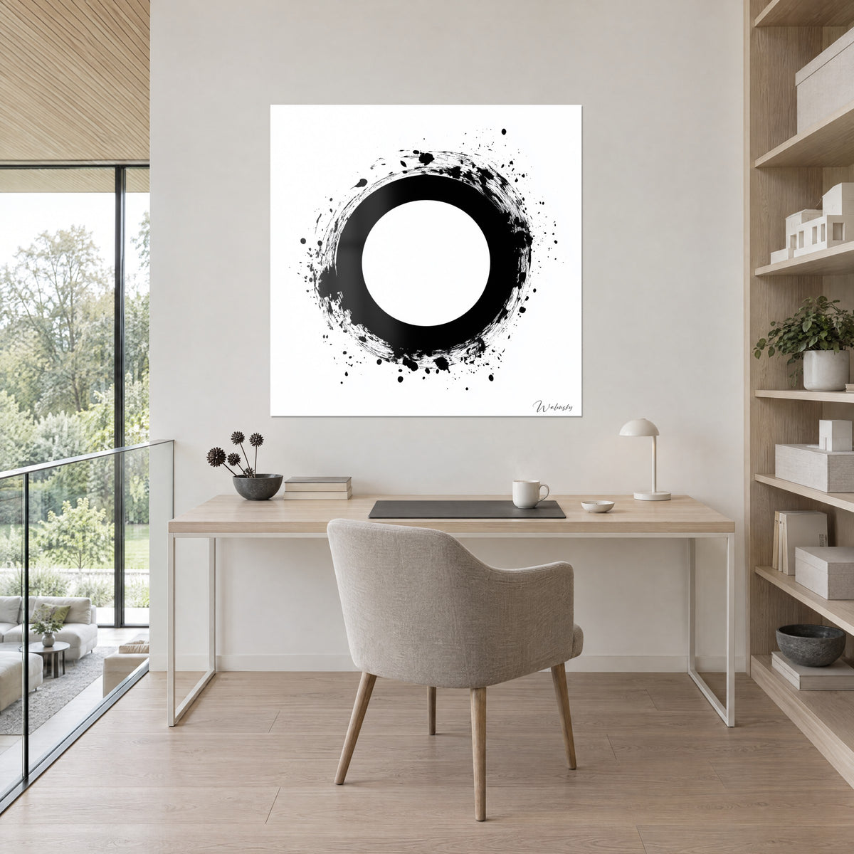 Cuadro disco blanco enmarcado por un trazo negro grueso, manchas de tinta alrededor, sobre un escritorio claro y un sillón