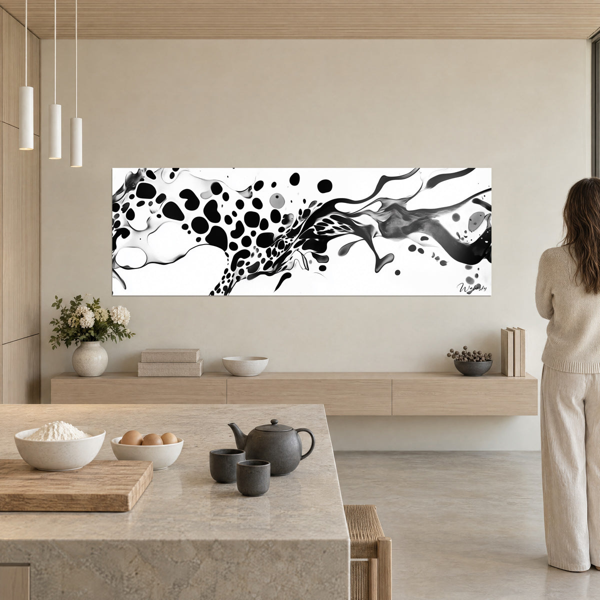 Quadro di movimento d'inchiostro in volute nere e grigie su bianco puro, donna di spalle in abito beige, cucina aperta in legno chiaro