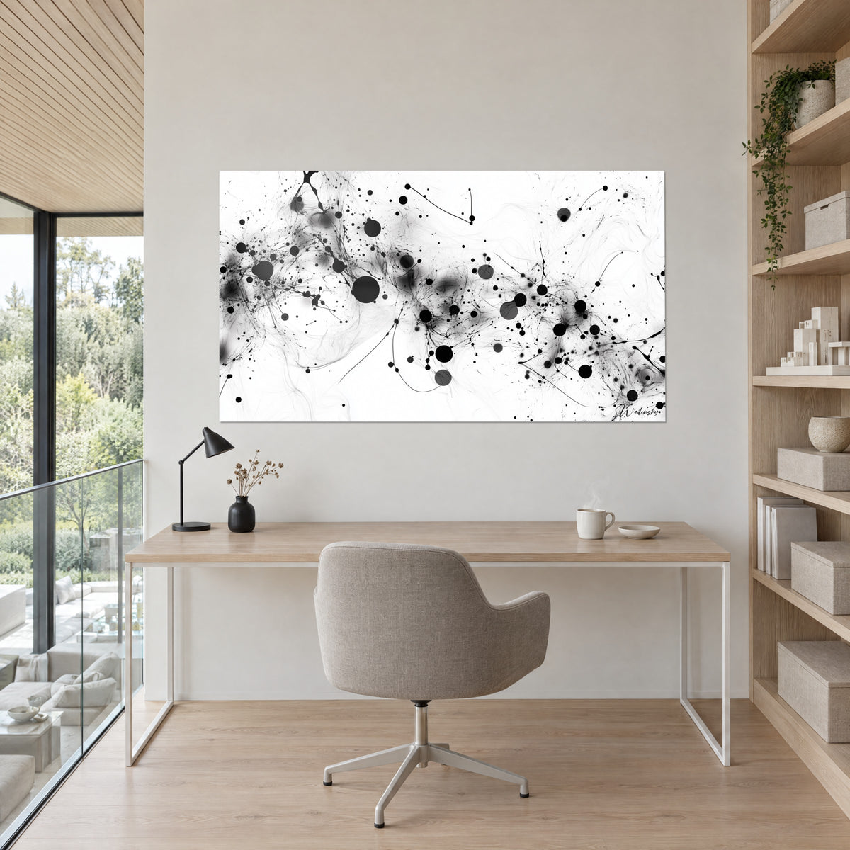 Tableau explosion de gouttes noires et filaments légers sur blanc, face à un bureau en chêne clair et une étagère en bois
