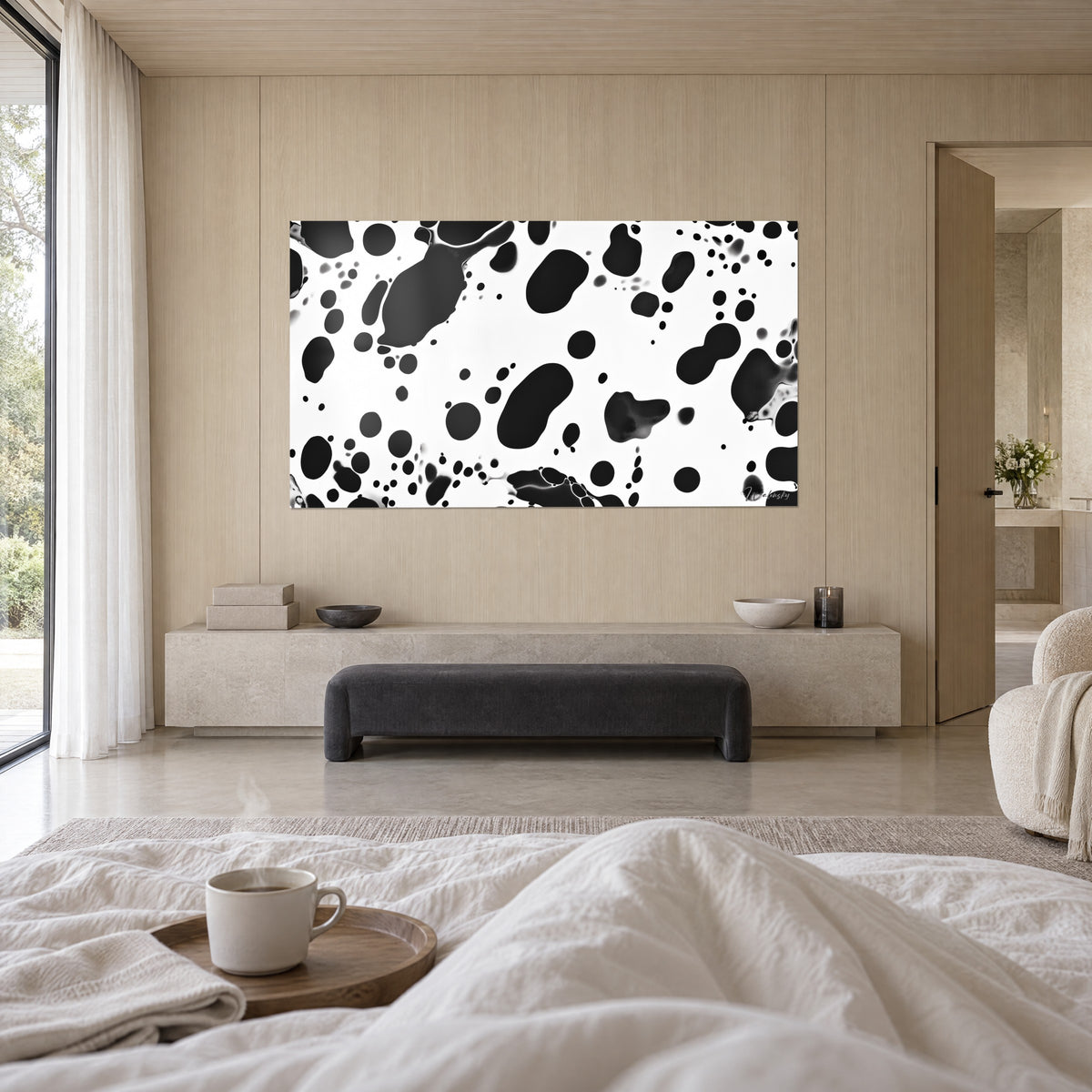Cuadro con motivo abstracto de dálmata, salpicaduras negro intenso sobre blanco brillante, gran formato horizontal, encima de una cama en un dormitorio luminoso