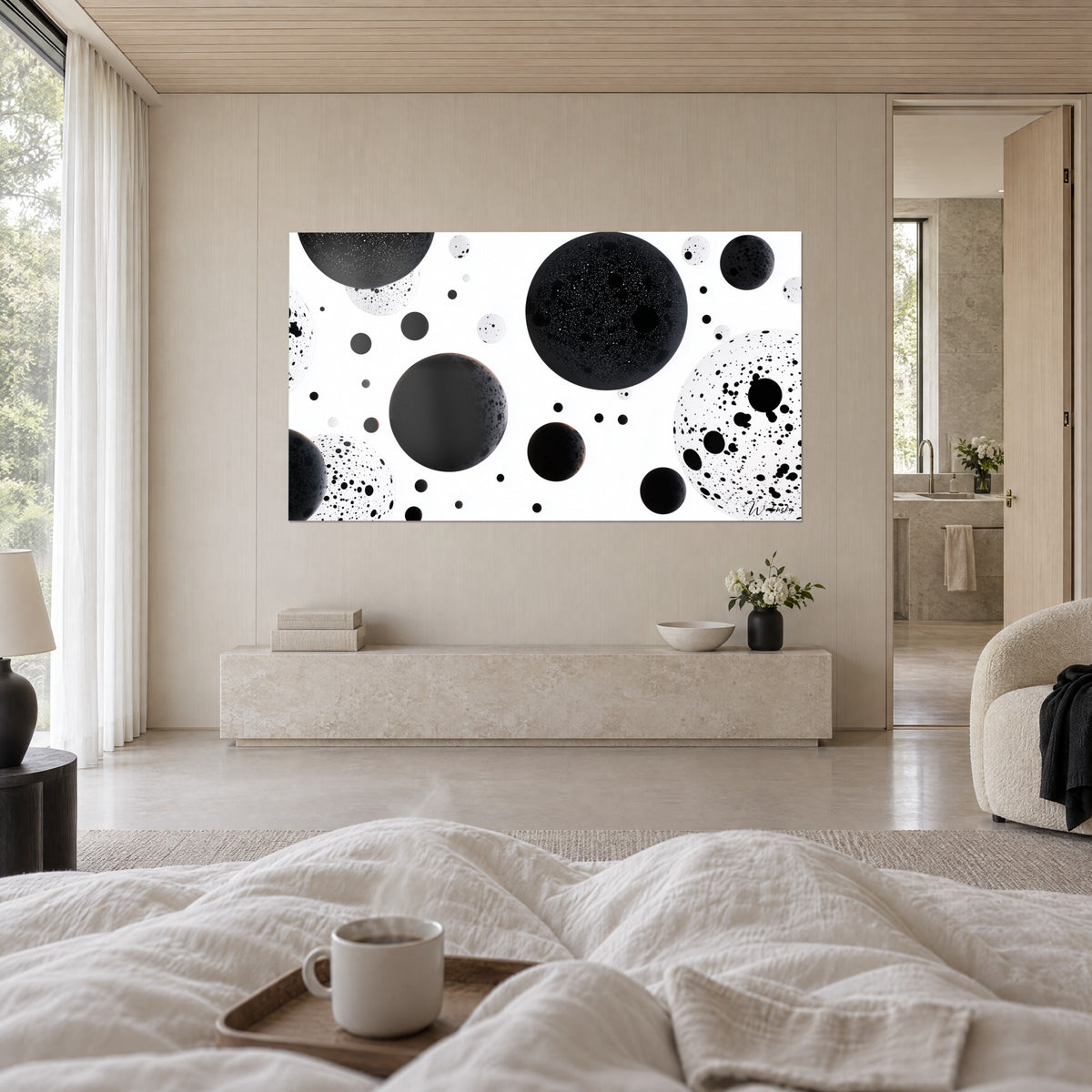 Quadro di bolle scure e astri chiari spruzzati su fondo bianco, bianco e nero a forte contrasto, sopra un letto in una camera luminosa