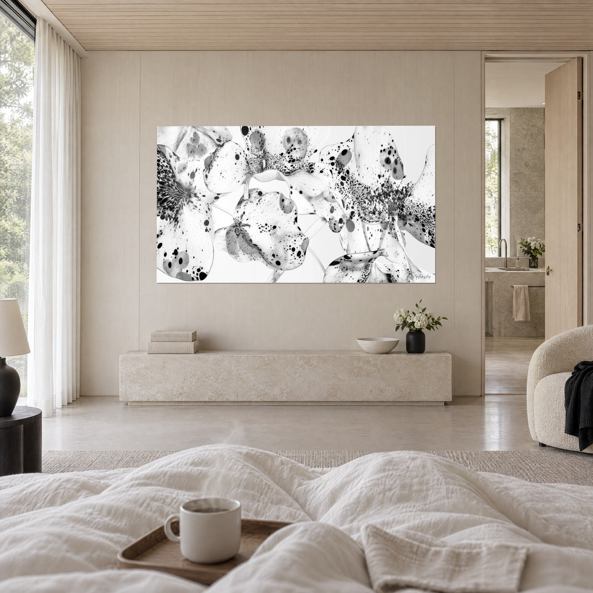 Quadro corolle punteggiate di nero su fondo bianco puro, stami a fascio, sopra un letto in una camera luminosa