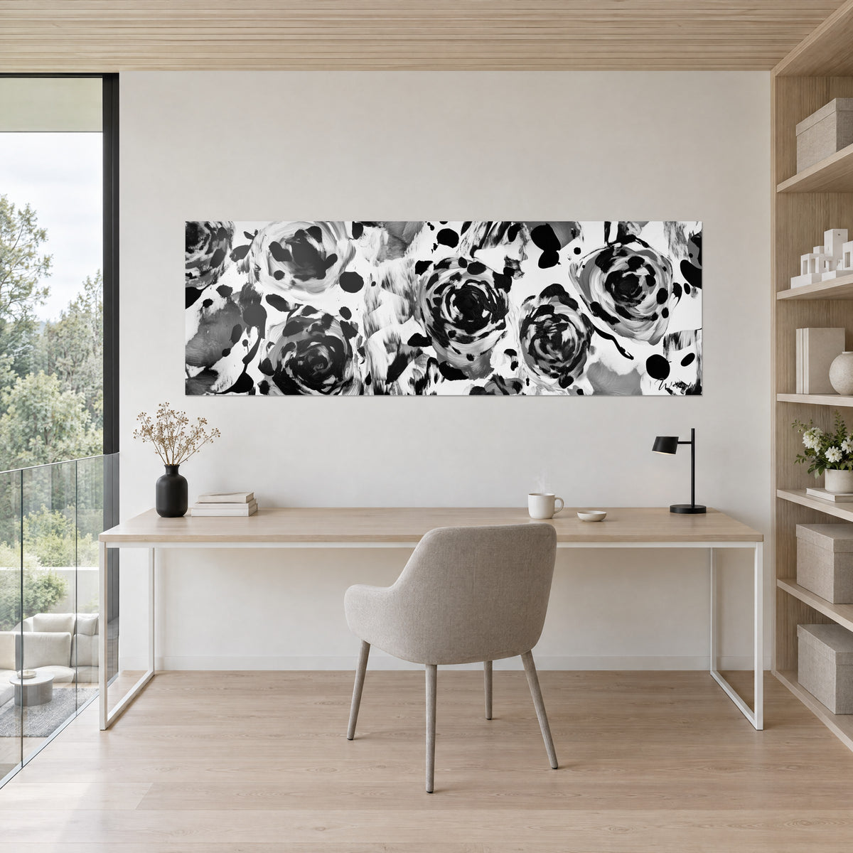 Cuadro panorámico de rosas silvestres en tinta negra sobre blanco, toques grises, sobre un escritorio de madera clara junto a una biblioteca