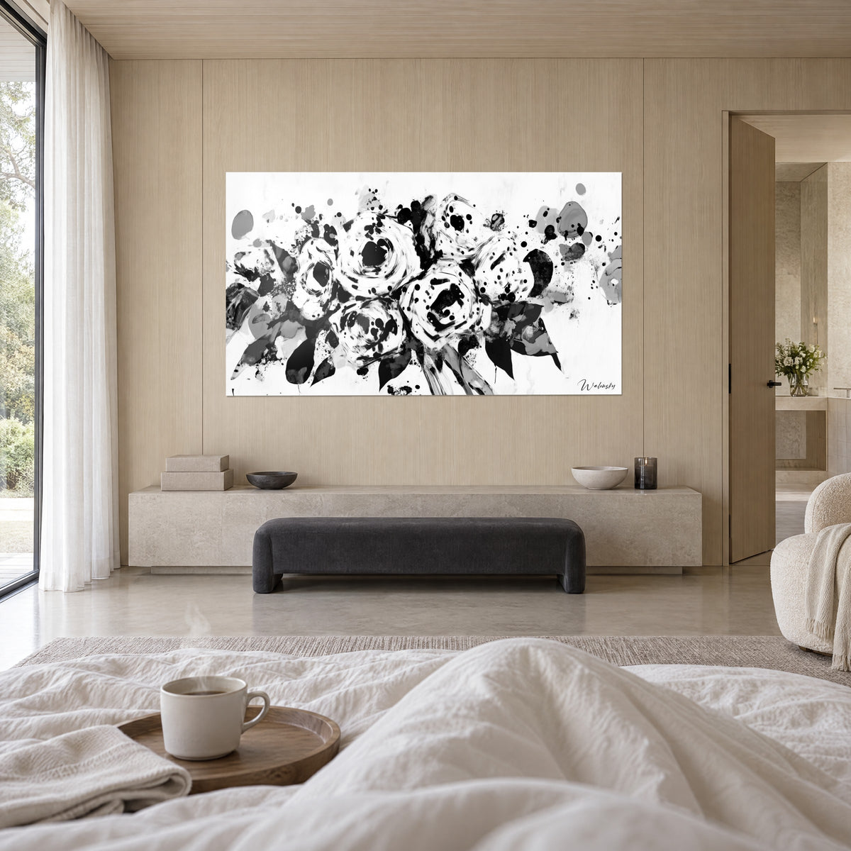 Cuadro peonías gráficas en negro y gris, pétalos en remolino y gotas de tinta, encima de una cama en un dormitorio luminoso