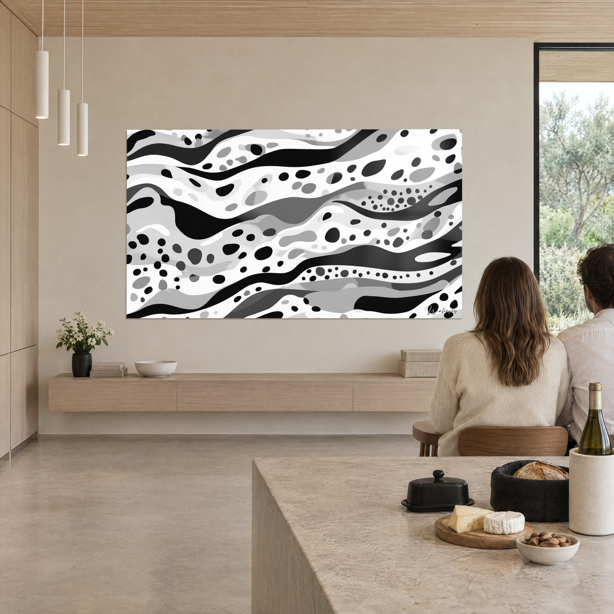 Cuadro de camuflaje ondulado en blanco y negro con manchas grises, dos personas sentadas a una mesa de espaldas, sobre una pared beige, comedor abierto