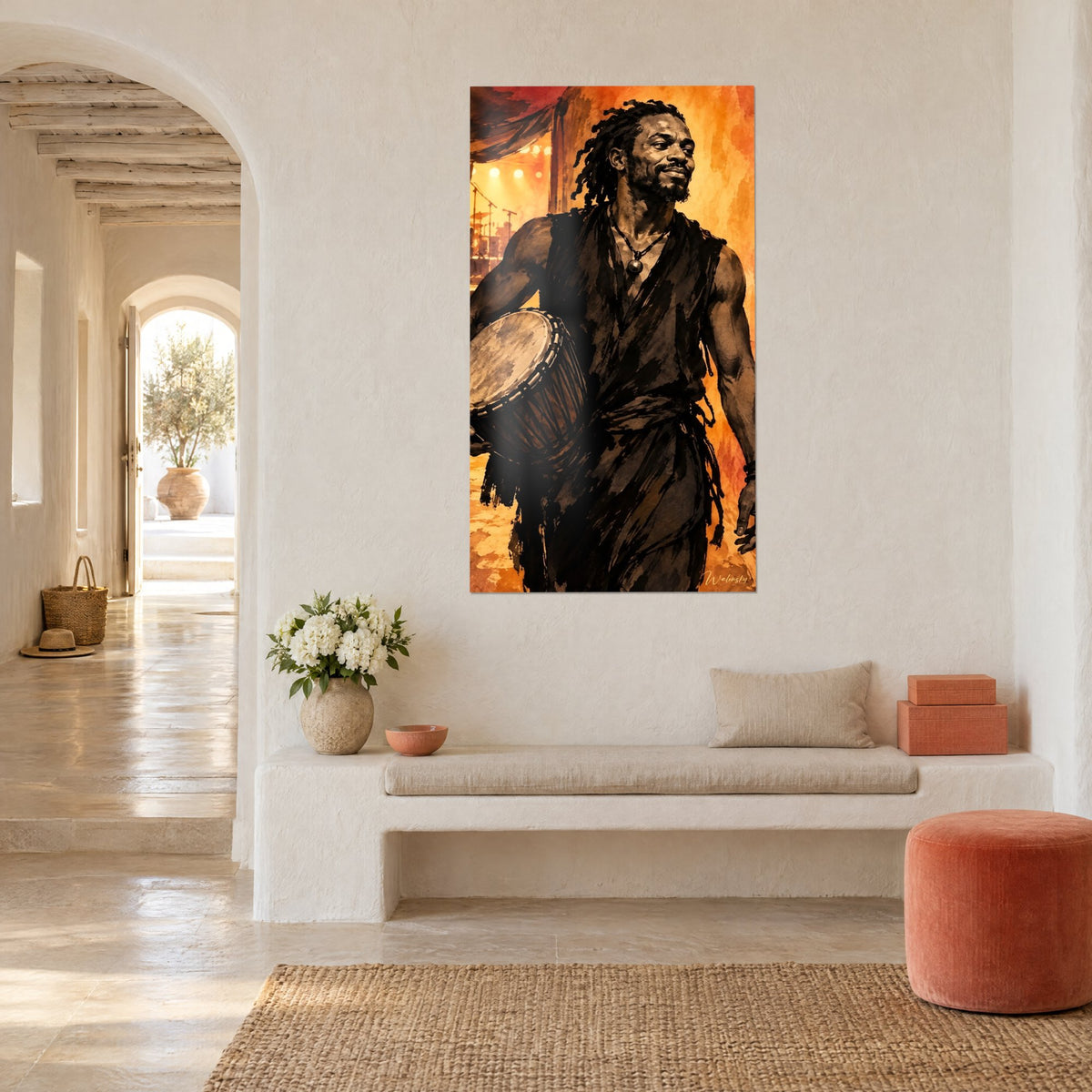 Schilderij trommelaar met dreadlocks, ronde hanger om de hals, oker en bruin op een verlicht podium, in een Middellandse-Zeehuis
