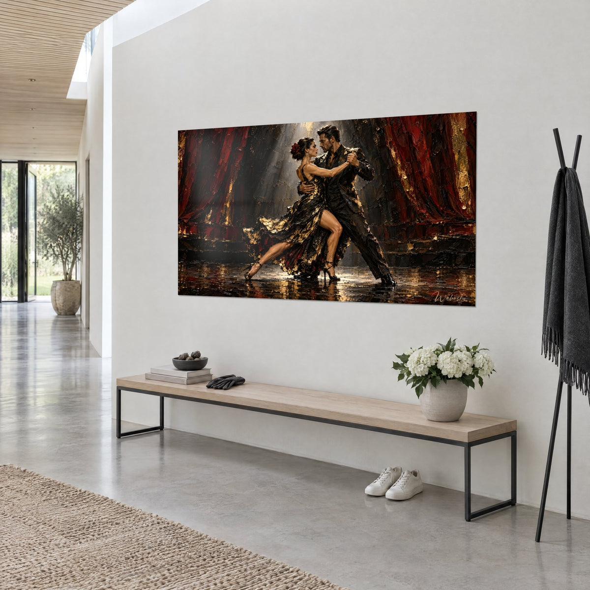 Tableau danseurs penchés en pleine figure de tango, costume noir, éclats dorés et velours rouge, vue de trois-quarts sur mur blanc