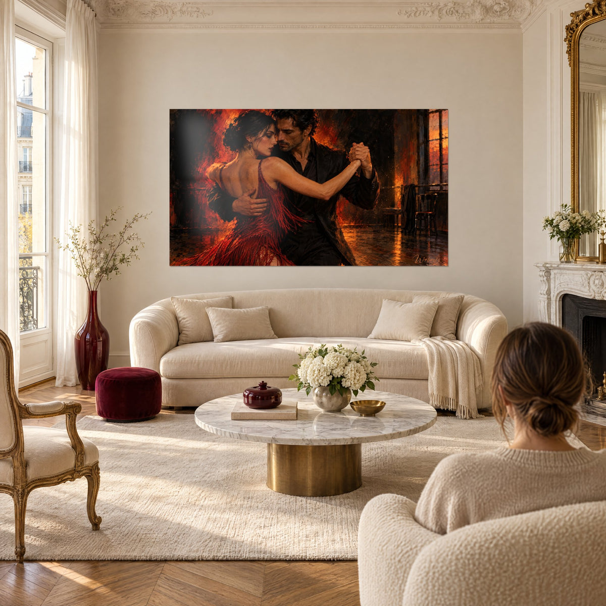Tableau couple de tango enlacé, robe à franges pourpres et costume noir, fond orangé, au-dessus d'un canapé dans un salon lumineux
