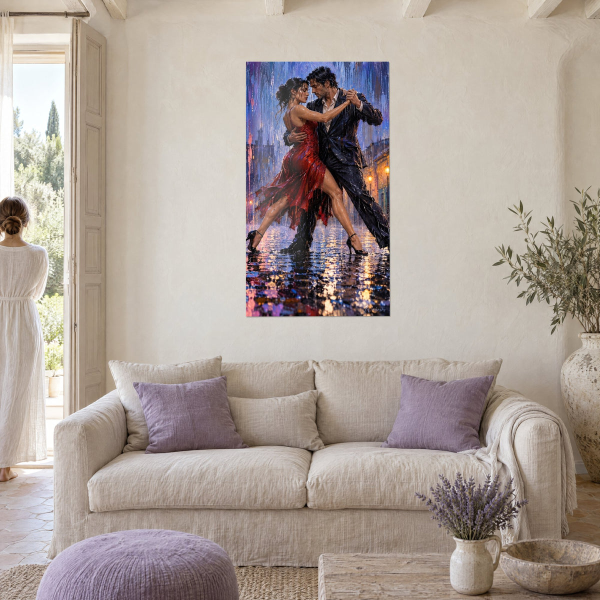 Tableau couple de tango enlacé, robe rouge et costume noir sous des coulures bleues, au-dessus d'un canapé dans un salon lumineux