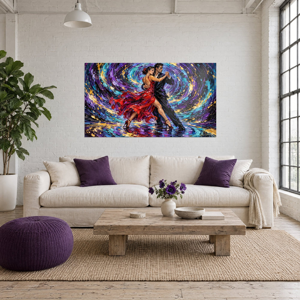Tableau couple de tango enlacé, robe rouge flamboyante sur tourbillon violet et turquoise, au-dessus d'un canapé dans un salon lumineux