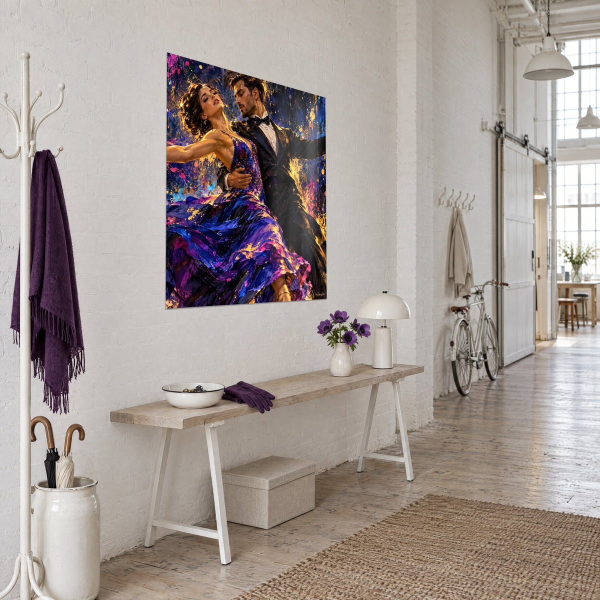 Schilderij gepassioneerde tango van een heer met witte vlinderdas en zijn gebogen partner, nachtblauw en stralend goud, witte bakstenen muur van een loft