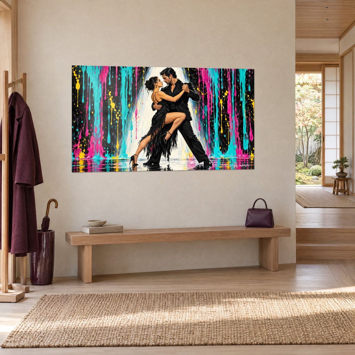 Tableau danseurs enlacés sur fond de peinture ruisselante rose et turquoise, éclaboussures jaunes, mur beige d'une entrée japandi