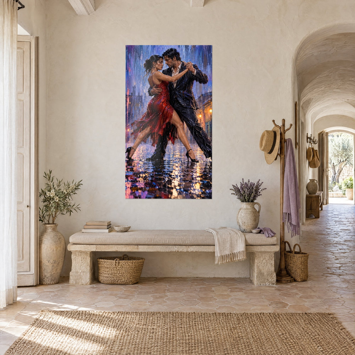 Tableau danseurs trempés dans une étreinte de tango, rouge vif et violet nuit, vu de biais dans un couloir de mas provençal