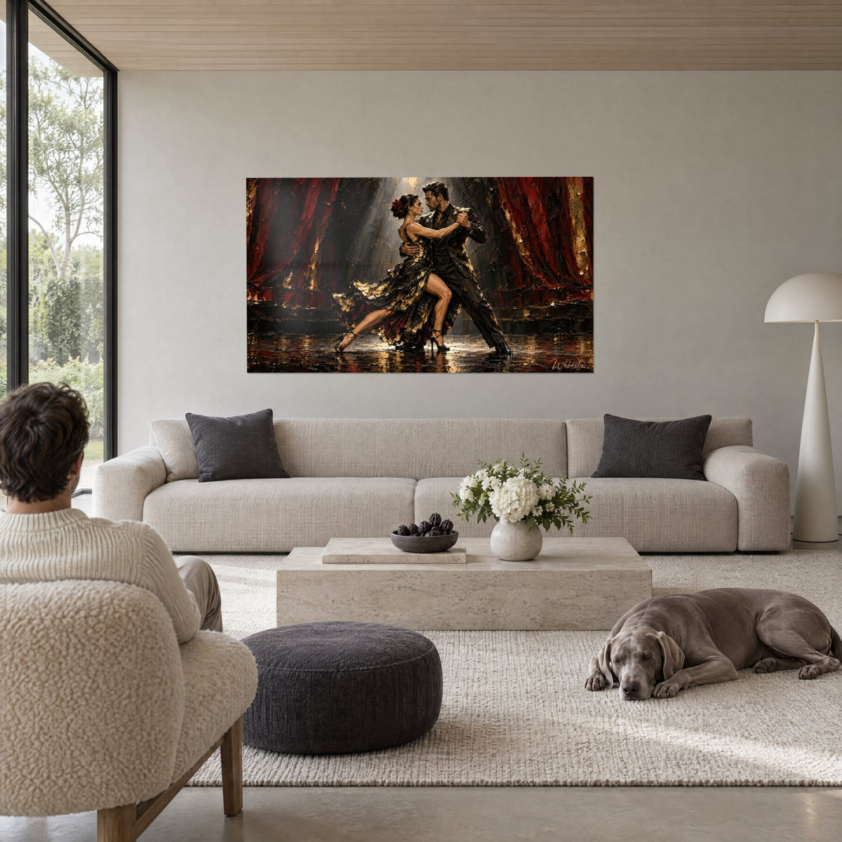 Tableau couple de tango enlacé, robe noire et or, rideau pourpre en pâte épaisse, au-dessus d'un canapé dans un salon lumineux