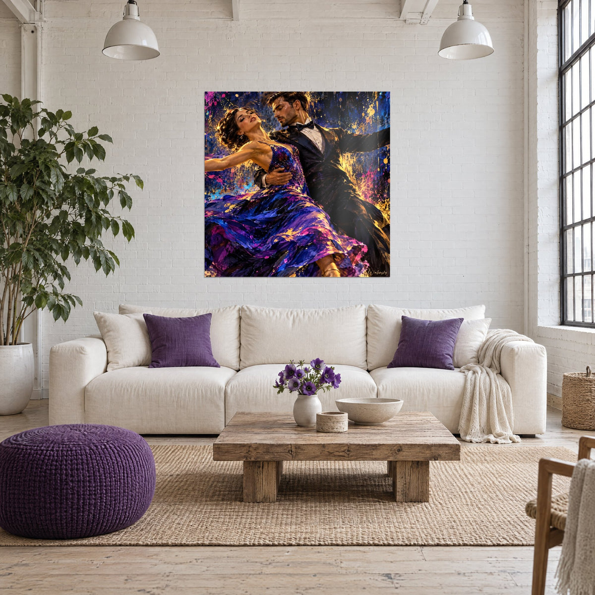 Schilderij dansers in achterover buiging, paarse glinsterende jurk en zwarte smoking, gouden spatten, boven een bank in een lichte woonkamer