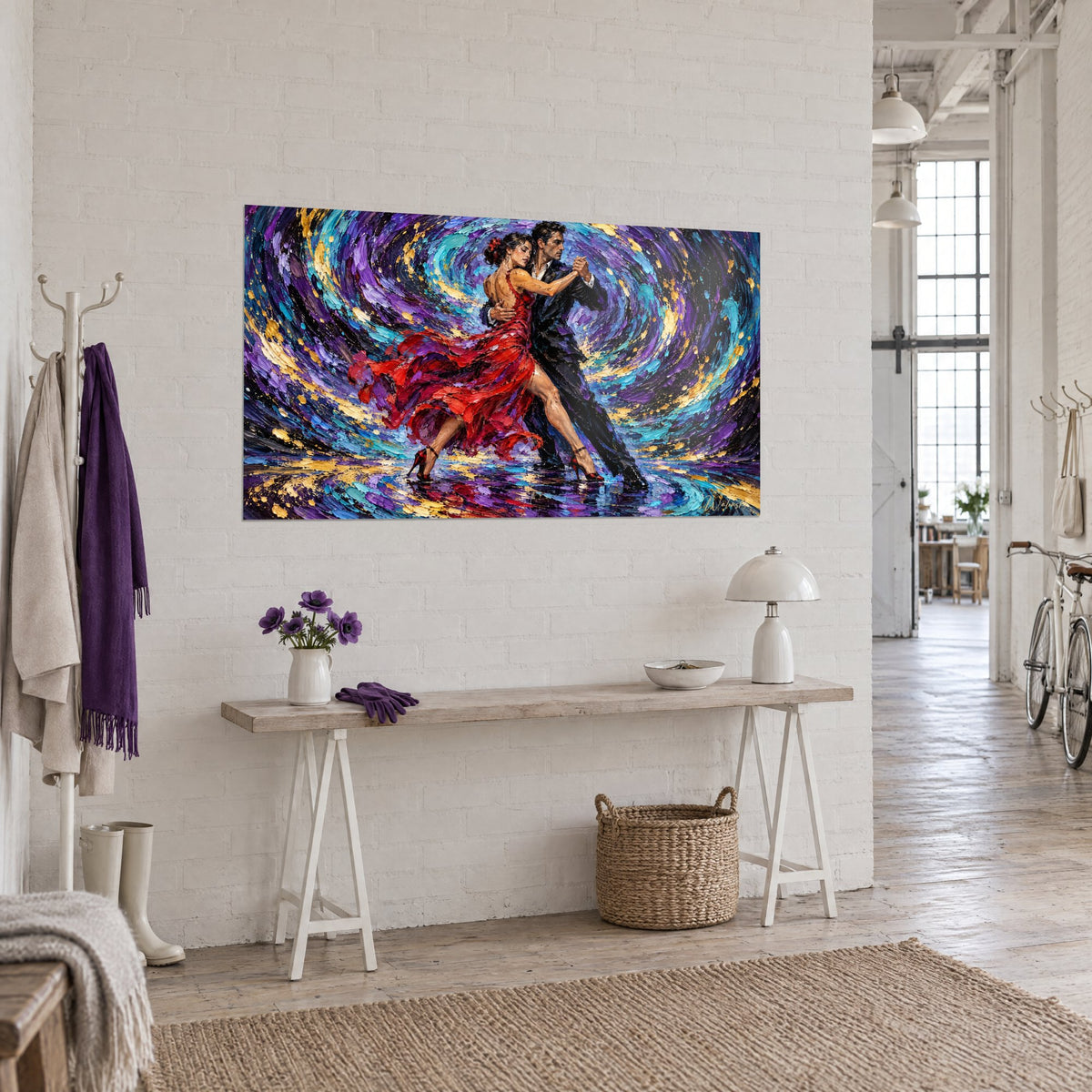 Tableau danseuse cambrée en robe carmin et cavalier en costume noir, spirale pourpre et or, sur un mur blanc de loft d'artiste