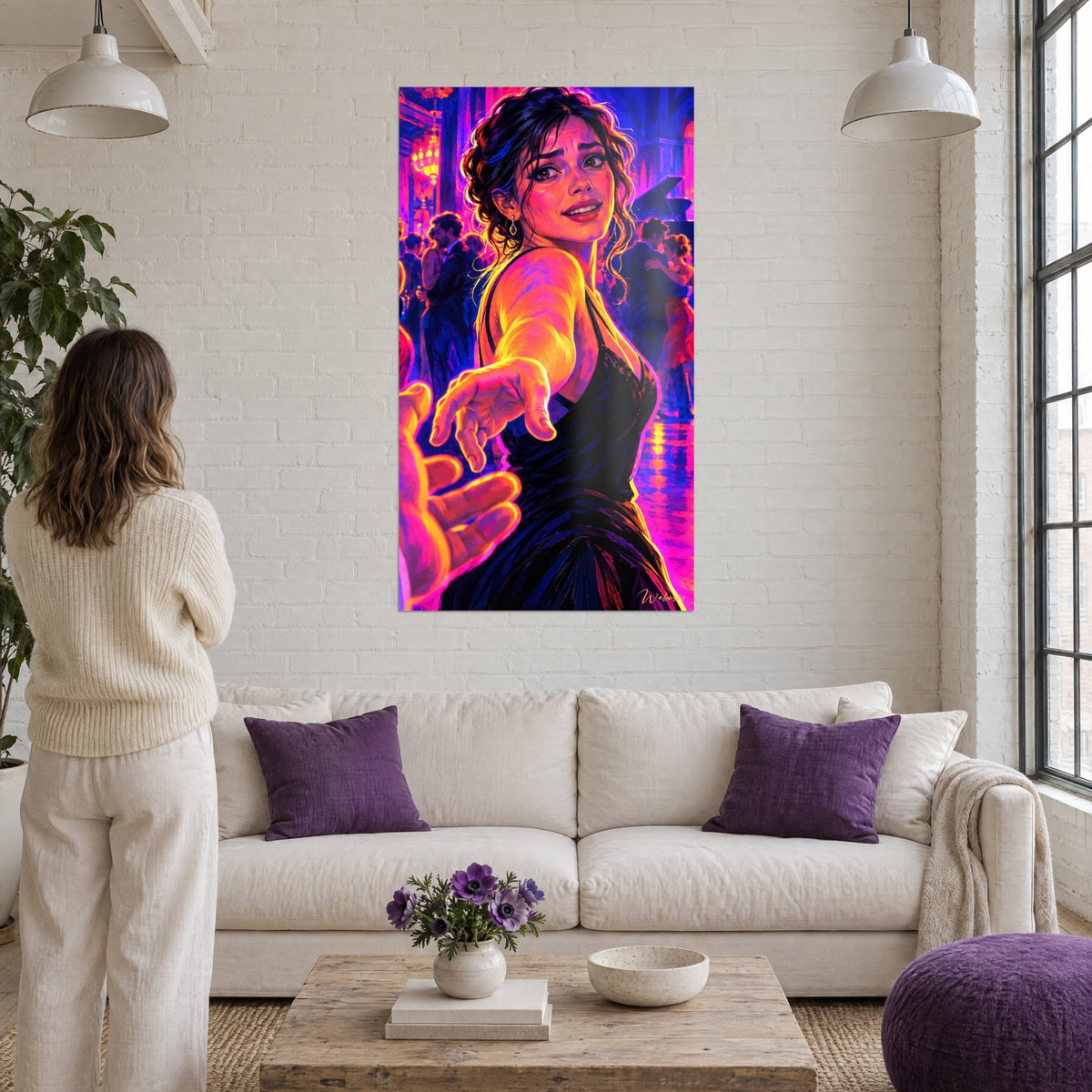 Tableau danseuse en robe noire tendant la main, halo orange et fond violet, deux personnes de dos au-dessus d'un canapé dans un salon lumineux