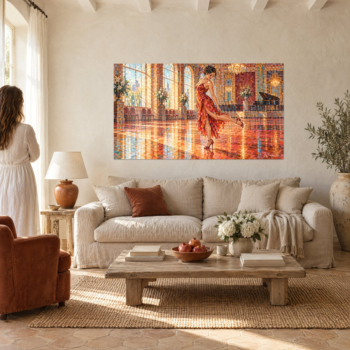 Tableau danseuse en robe écarlate relevant sa jambe, parquet ambre et reflets dorés, au-dessus d'un canapé dans un salon lumineux