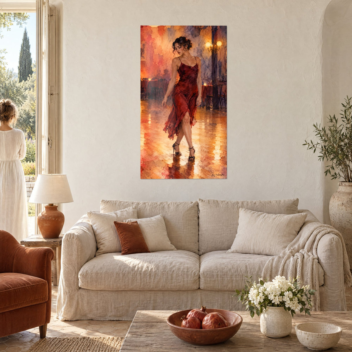 Tableau danseuse de tango en robe rouge sur parquet ambré, reflets dorés, au-dessus d'un canapé dans un salon lumineux