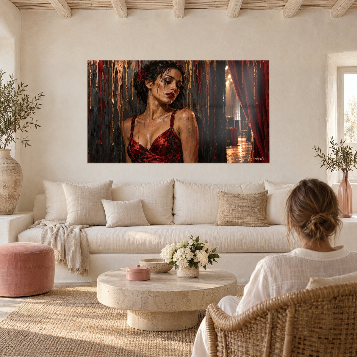 Tableau danseuse de tango en robe rouge et peau dorée, rideau pourpre, coulures d'or, au-dessus d'un canapé dans un salon lumineux