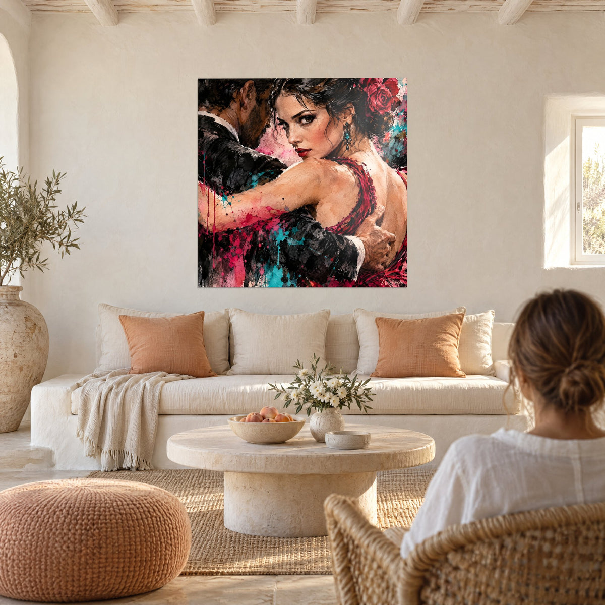 Tableau danseuse de tango au regard sombre, robe carmin et fleur rose, taches turquoise, au-dessus d'un canapé dans un salon lumineux