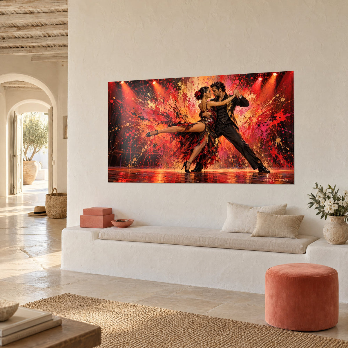 Tableau danseurs enlacés, robe noire et rouge, projections dorées sur fond orangé, mur blanc d'une maison méditerranéenne