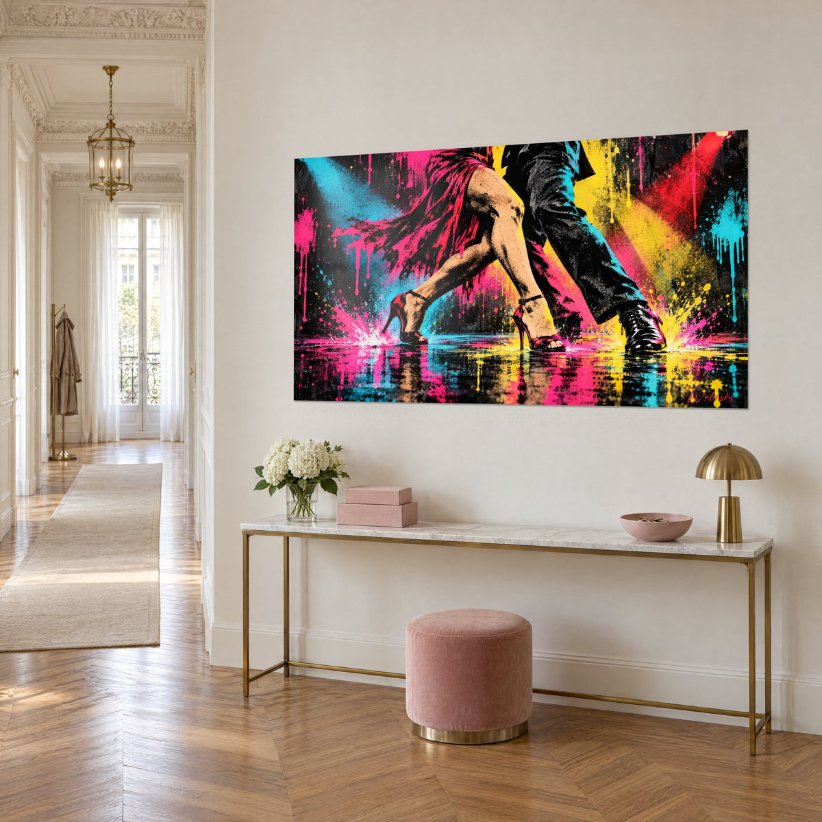 Tableau pas de danse endiablé, jupe frangée fuchsia, pantalon noir et jets de peinture jaune, vu de trois quarts au-dessus d'une console