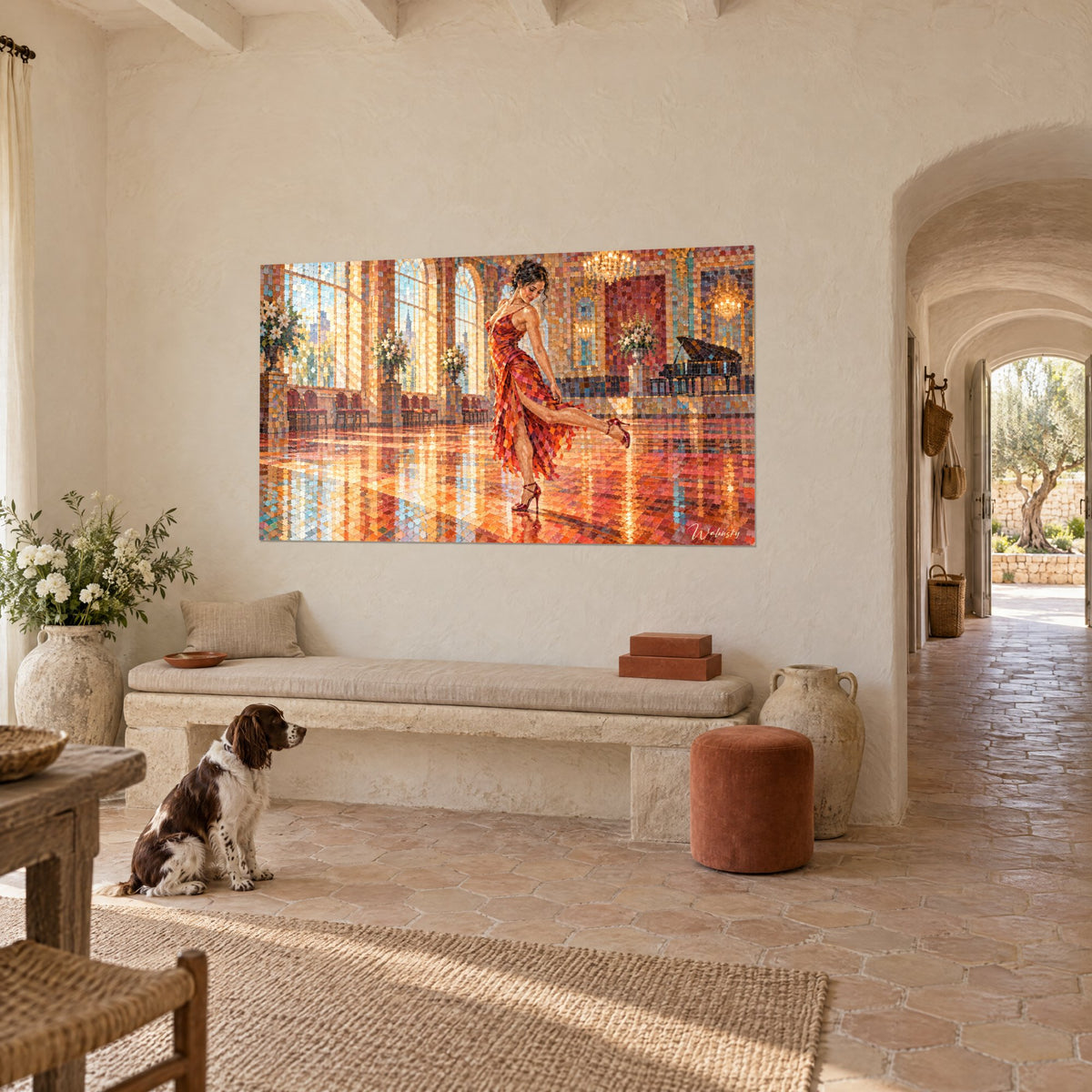 Tableau tangueuse au talon rouge sur parquet cuivré, lustres dorés et piano noir, mur blanc d'un mas provençal
