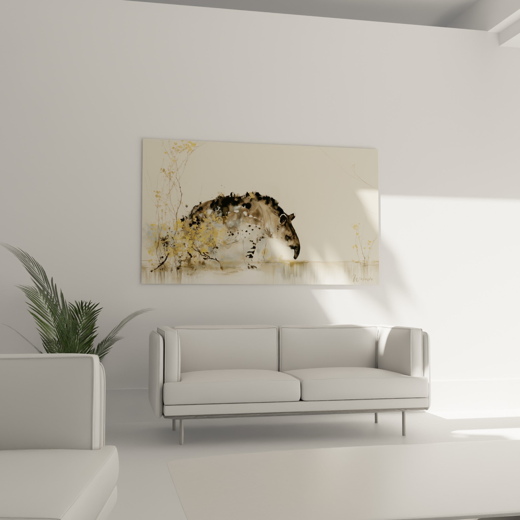 Tapir anthracite et beige accroché au-dessus d'un canapé dans un salon lumineux