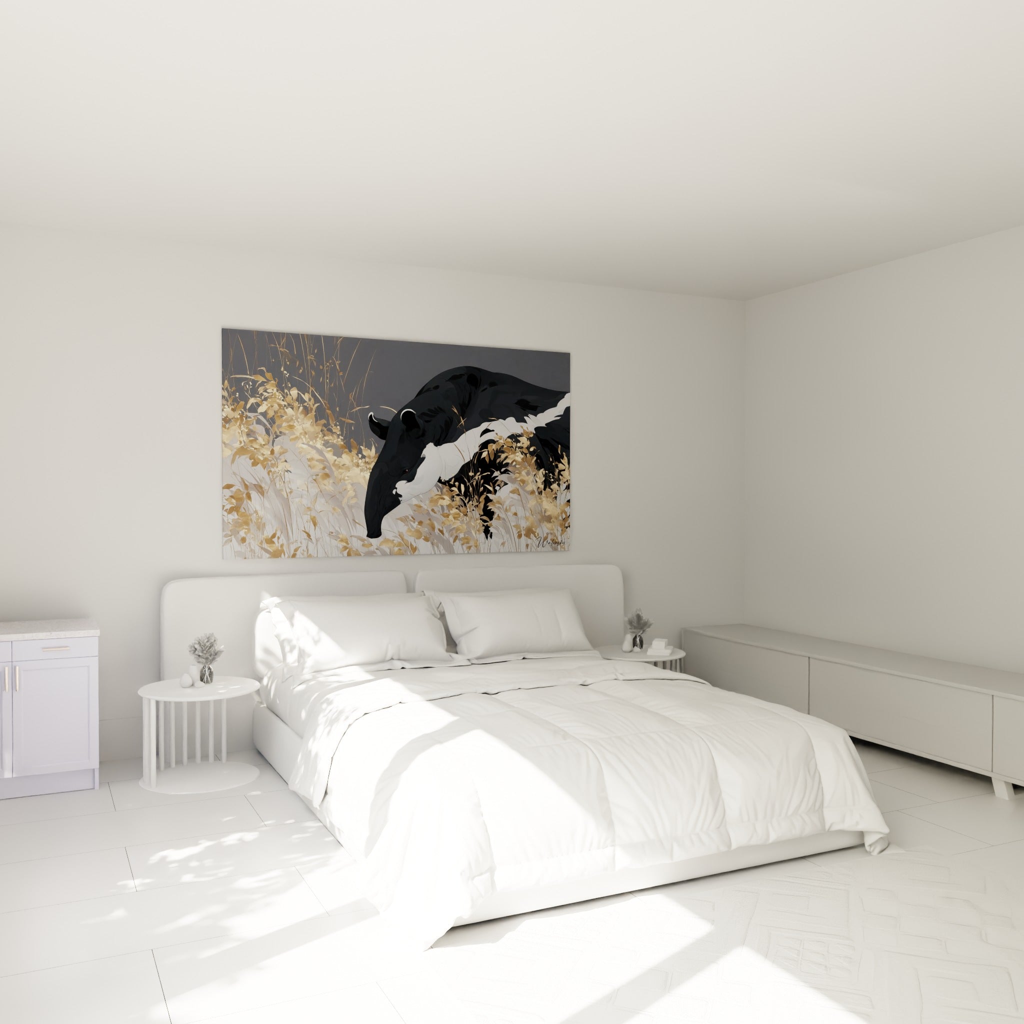 Silhouette de tapir noir et blanc parmi des herbes ocre, accrochée au-dessus d'un lit dans une chambre claire