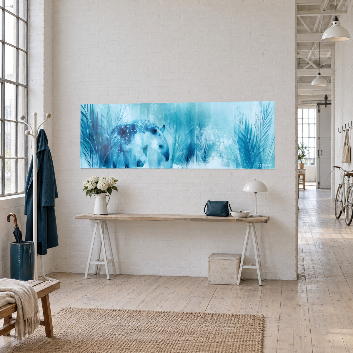 Tableau animal à museau pointu, robe blanc glacé et bleu profond, fougères aquarellées, en vue de trois-quarts sur table