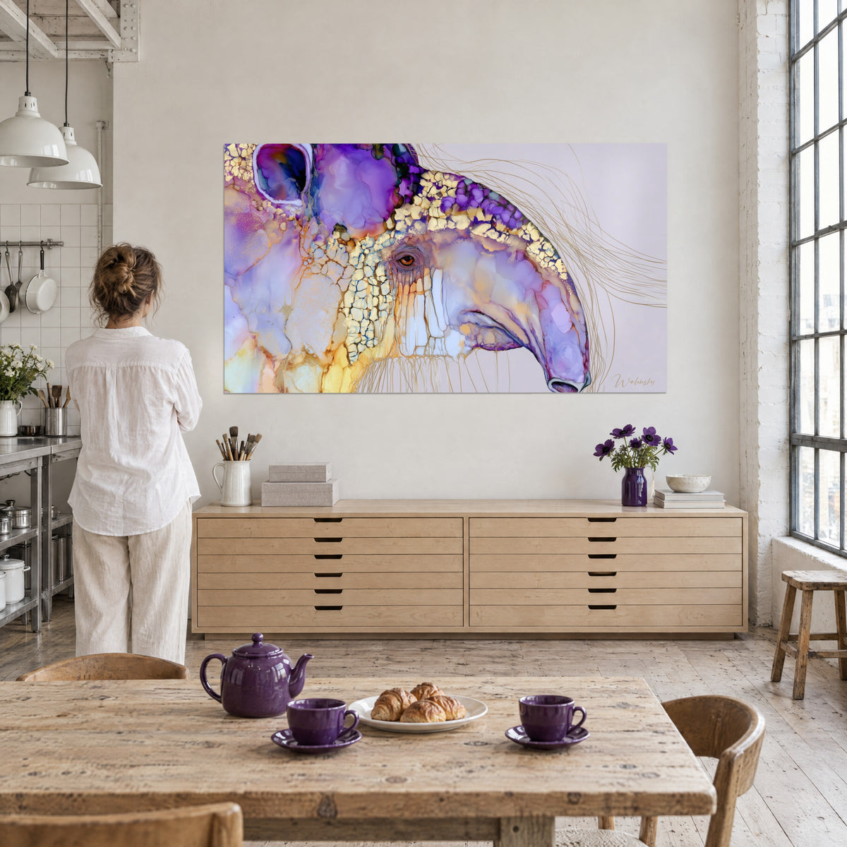 Tableau tête de tapir en encres fluides pourpre et or, œil ambré, mur blanc d'un loft, une femme de dos sous les verrières