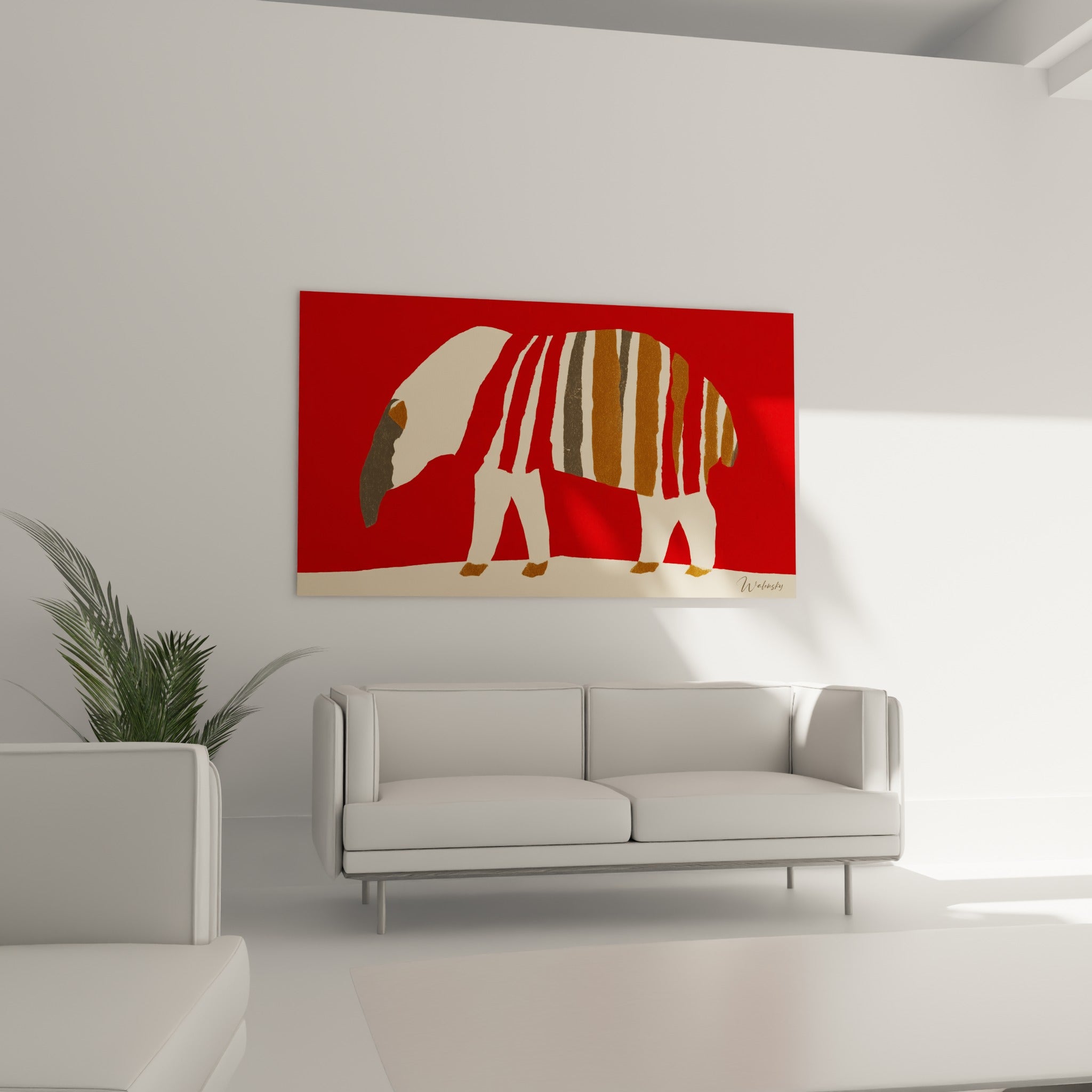 Corps rayé du tapir en beige, ocre et anthracite accroché au-dessus d'un canapé dans un salon lumineux