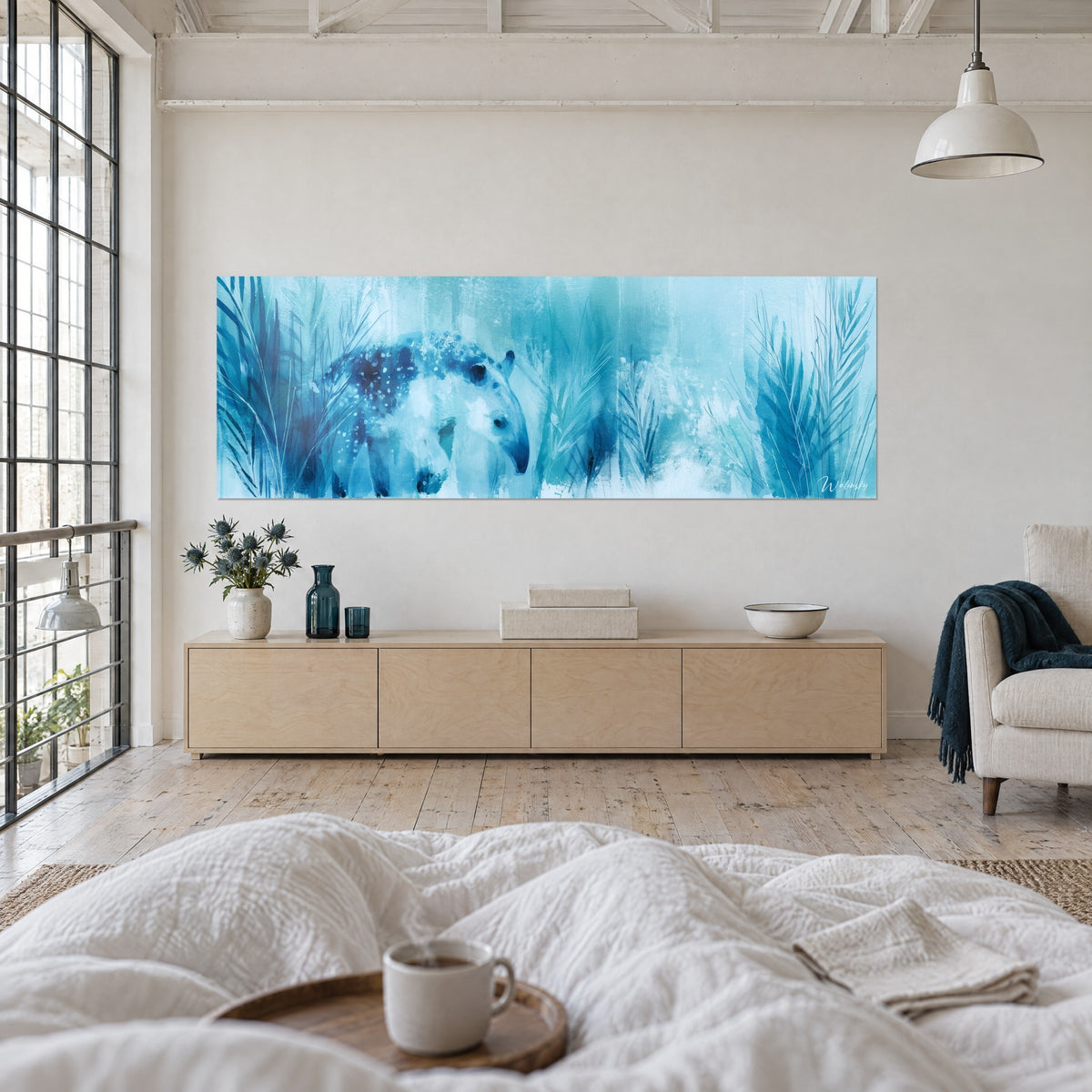 Tableau tapir blanc moucheté de bleu nuit dans un feuillage azur, deux dos assis au-dessus d'un lit dans une chambre claire