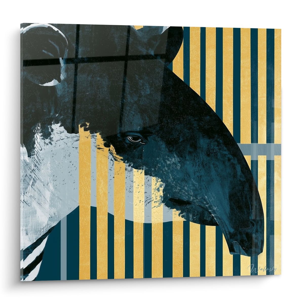 Tapir bleu marine et anthracite peint devant des rayures dorées géométriques verticales