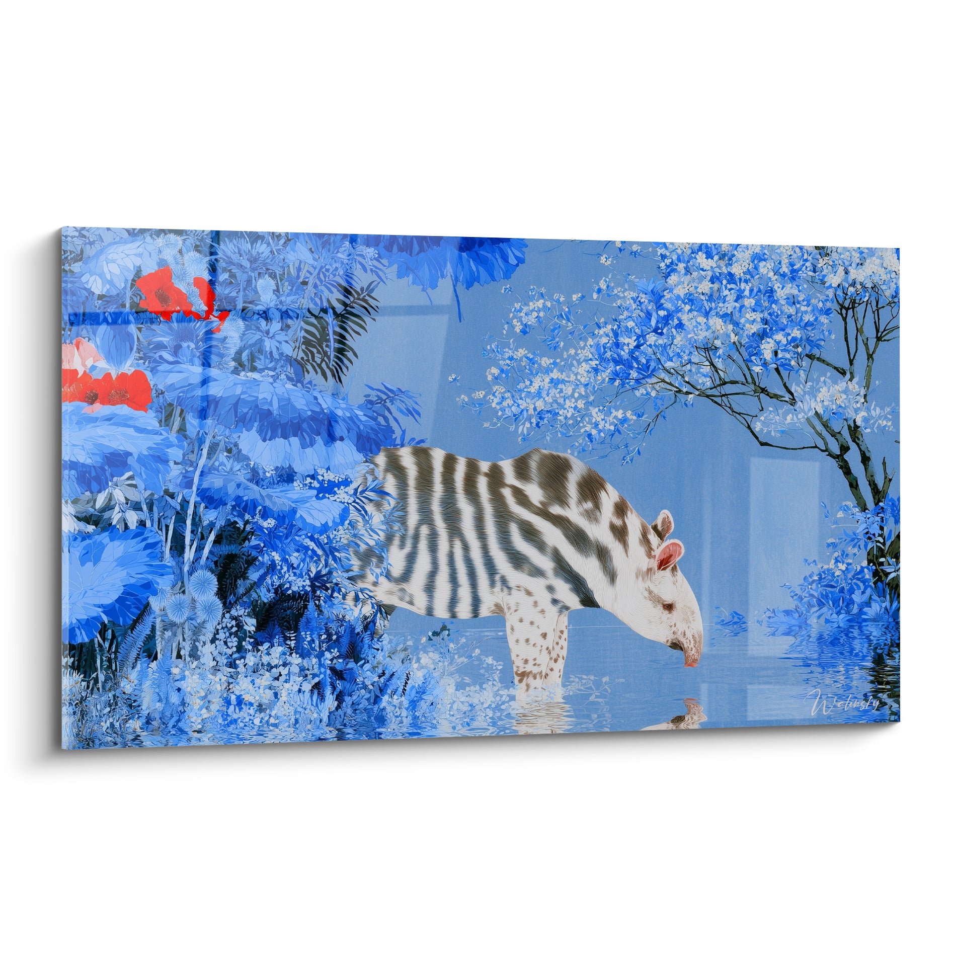 Tapir juvénile rayé penché vers l'eau, entouré de feuillage bleu marine et fleurs rouge corail