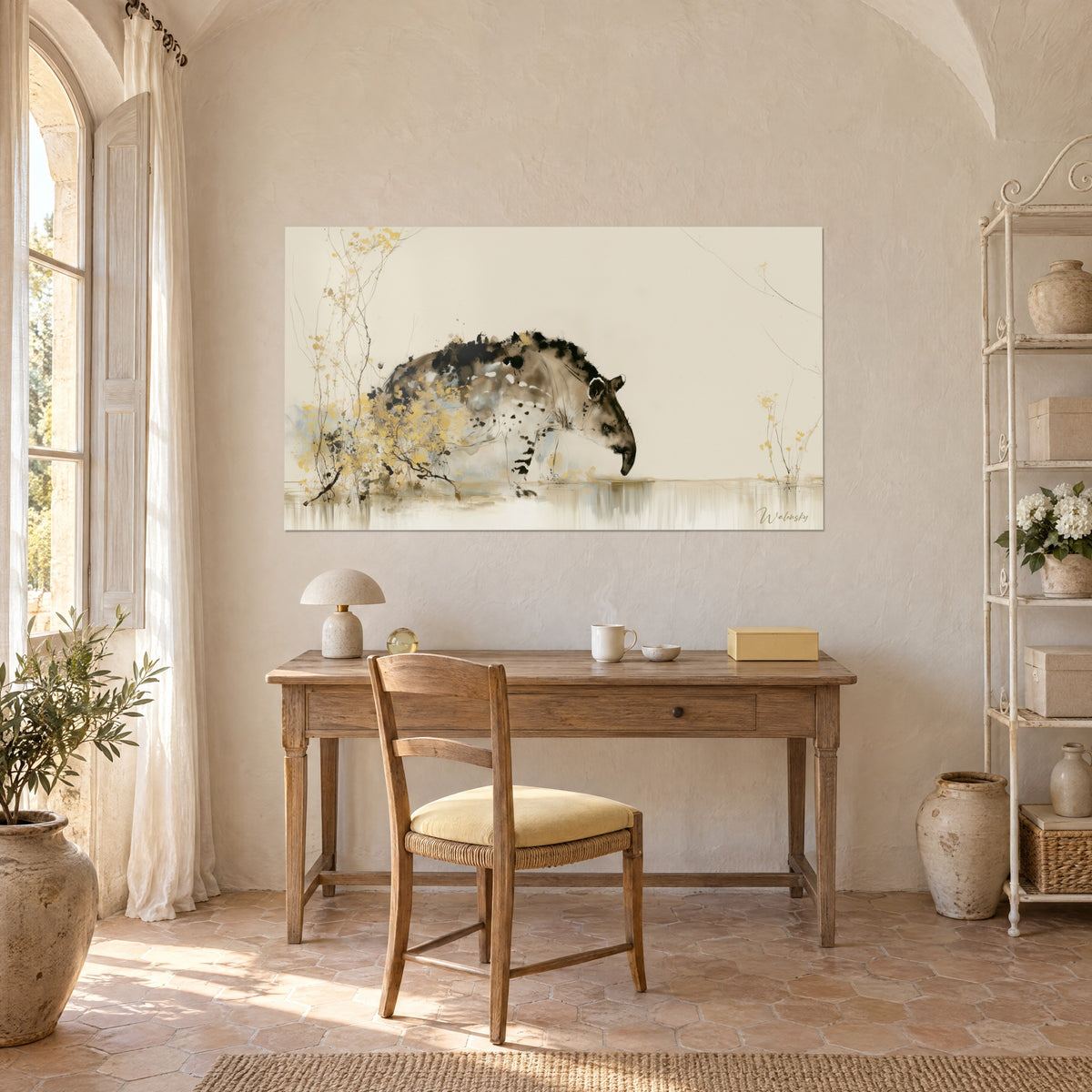 Tableau tapir en lavis brun et gris bleuté, reflets allongés dans l'eau pâle, au mur d'un bureau en bois clair près d'une étagère