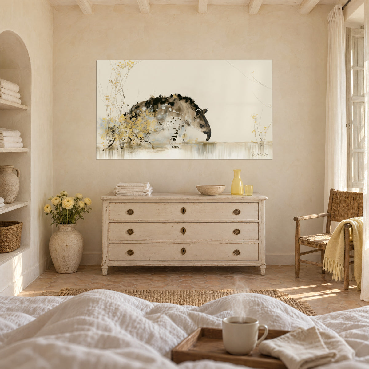 Tableau mammifère à trompe courte, dos tacheté de noir, feuillage ocre sur fond ivoire, au-dessus d'un lit dans une chambre claire