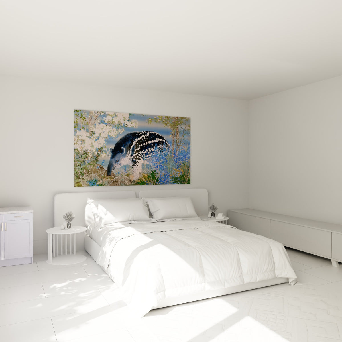 Tapir tacheté noir et blanc entouré de fleurs bleues, accroché au-dessus d'un lit dans une chambre claire