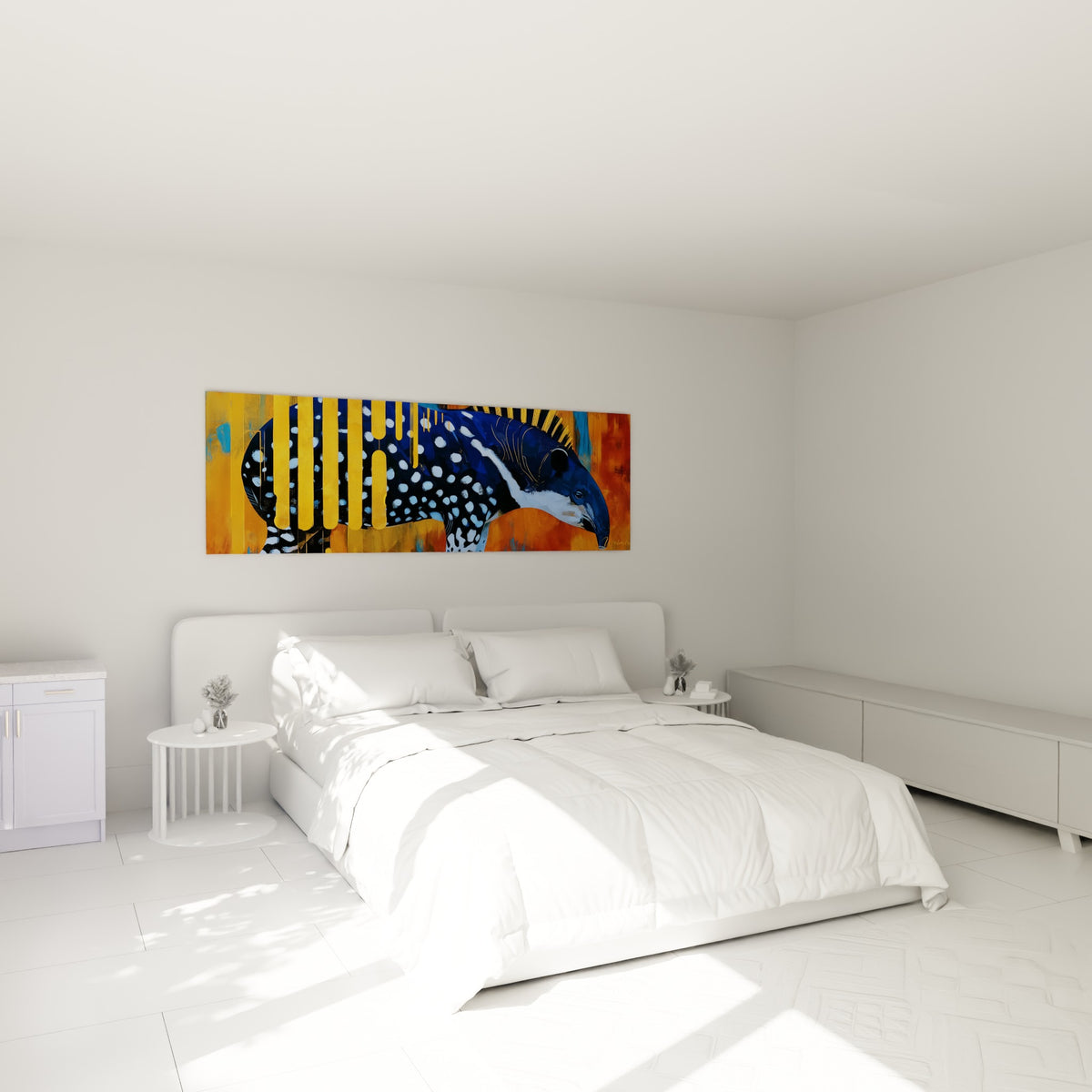Tapir tacheté bleu marine et doré, museau blanc baissé, au-dessus d'un lit dans une chambre claire