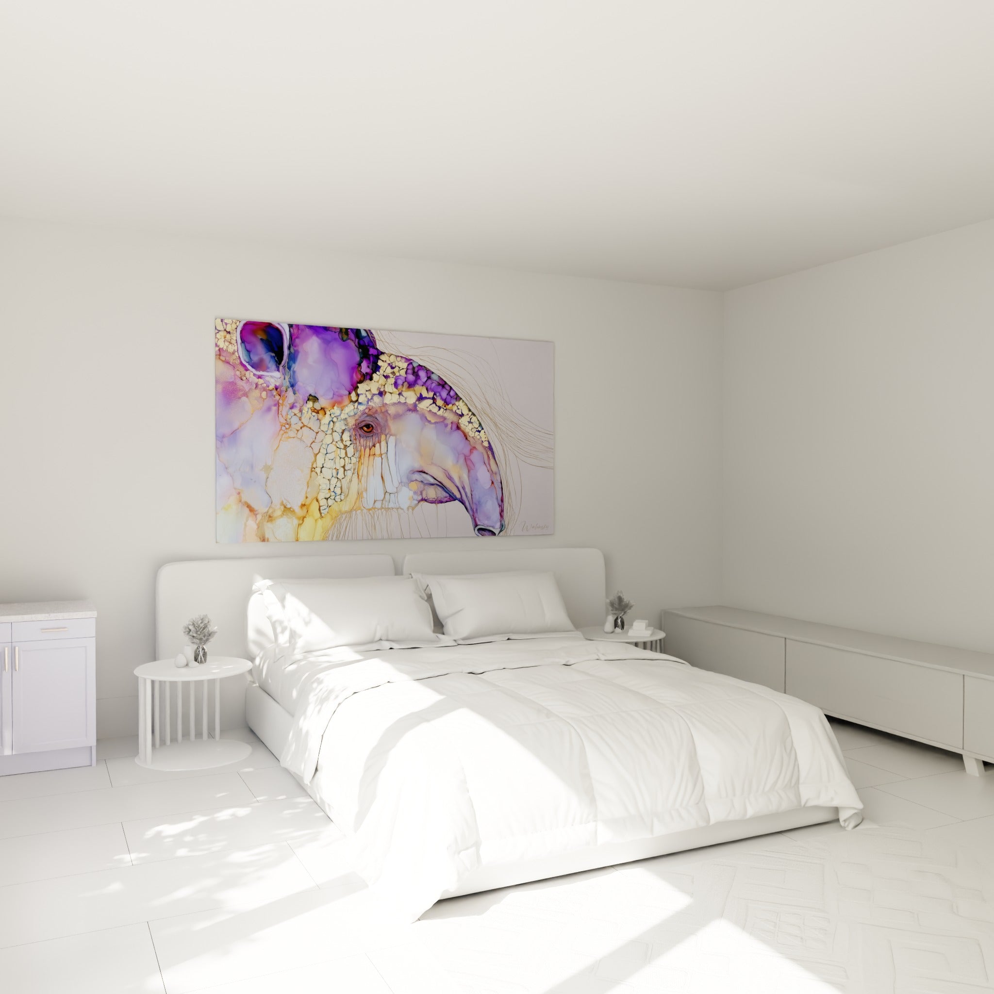 Museau de tapir craquelé violet et or accroché au-dessus d'un lit dans une chambre claire