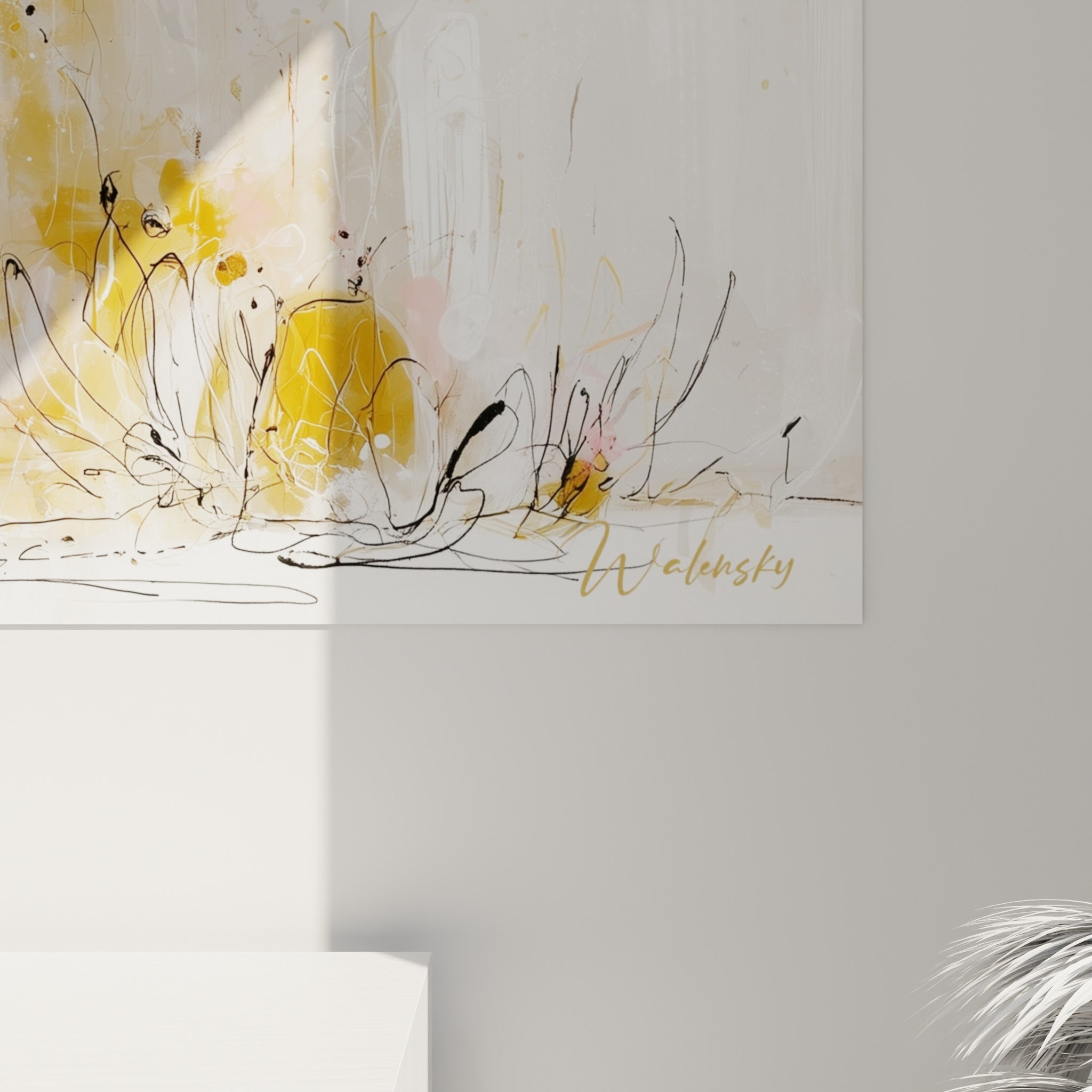 Détail des coulures noires et des éclats ocre et roses formant la silhouette du tapir sur la toile