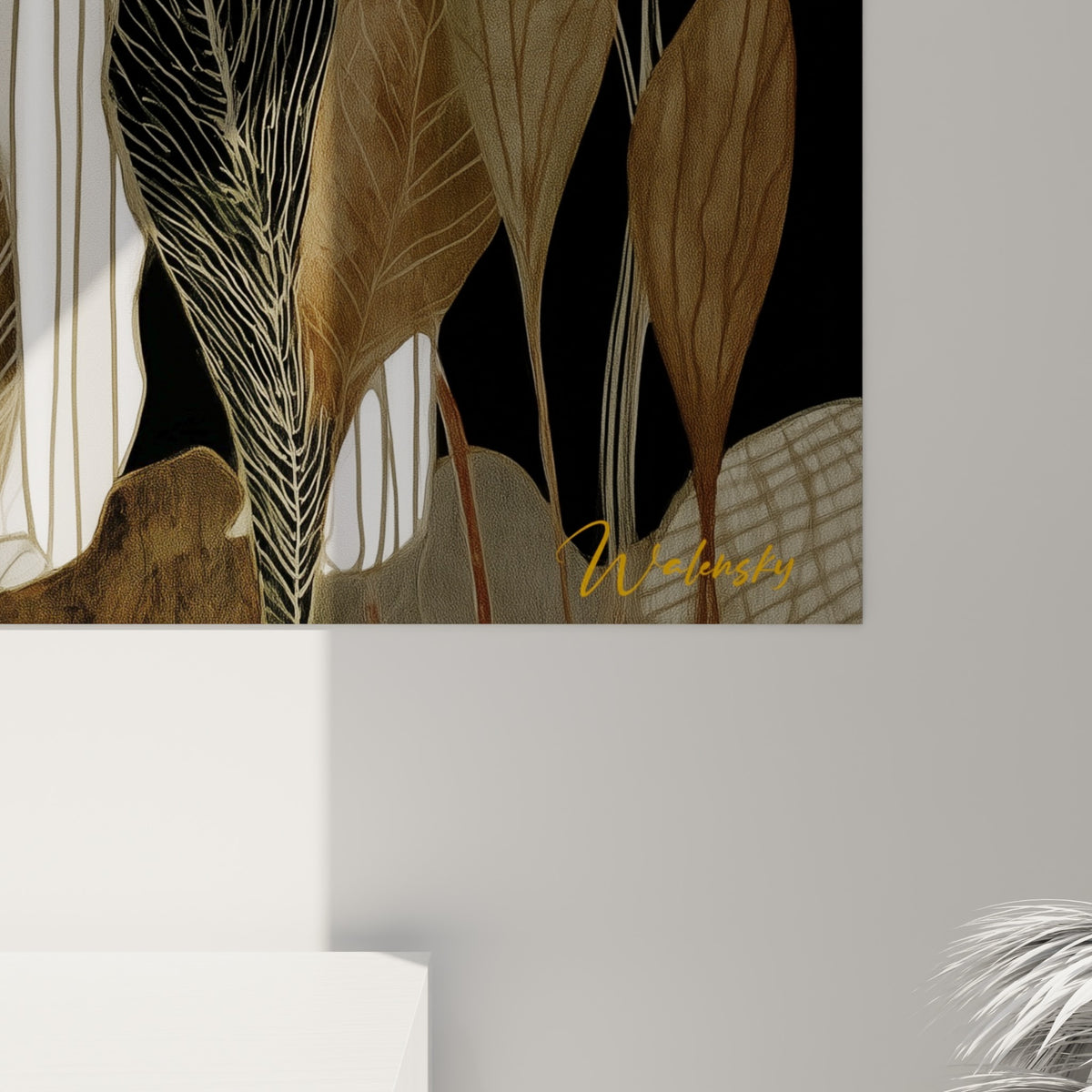 Détail du pelage strié blanc et gris du tapir, grain fin et coulures brunes du feuillage environnant