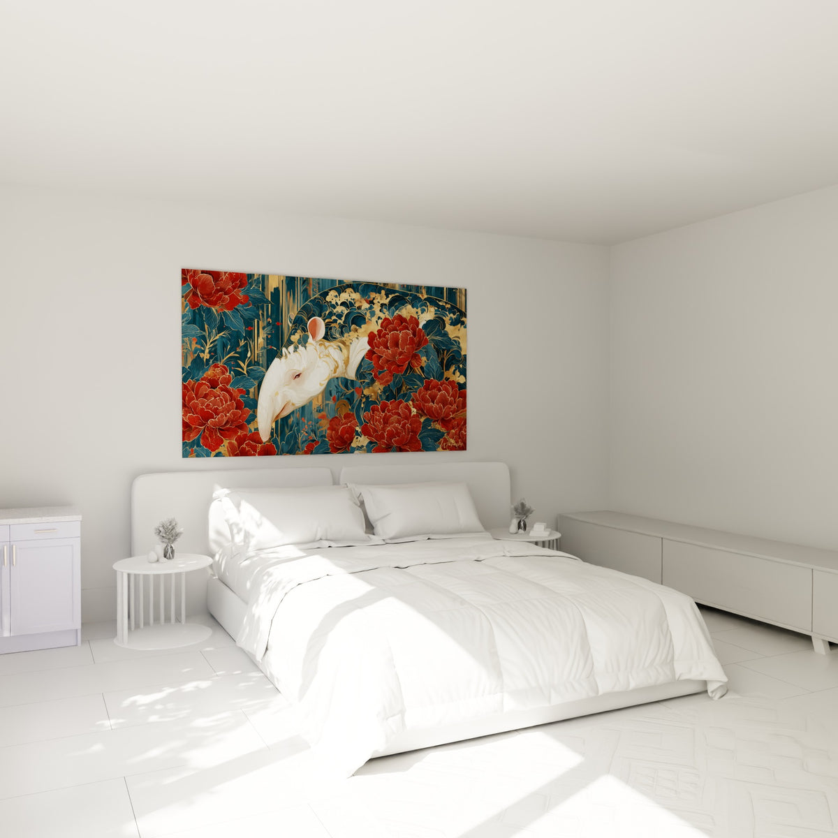 Créature blanche aux touches dorées parmi les fleurs rouges, accrochée au-dessus d'un lit dans une chambre claire