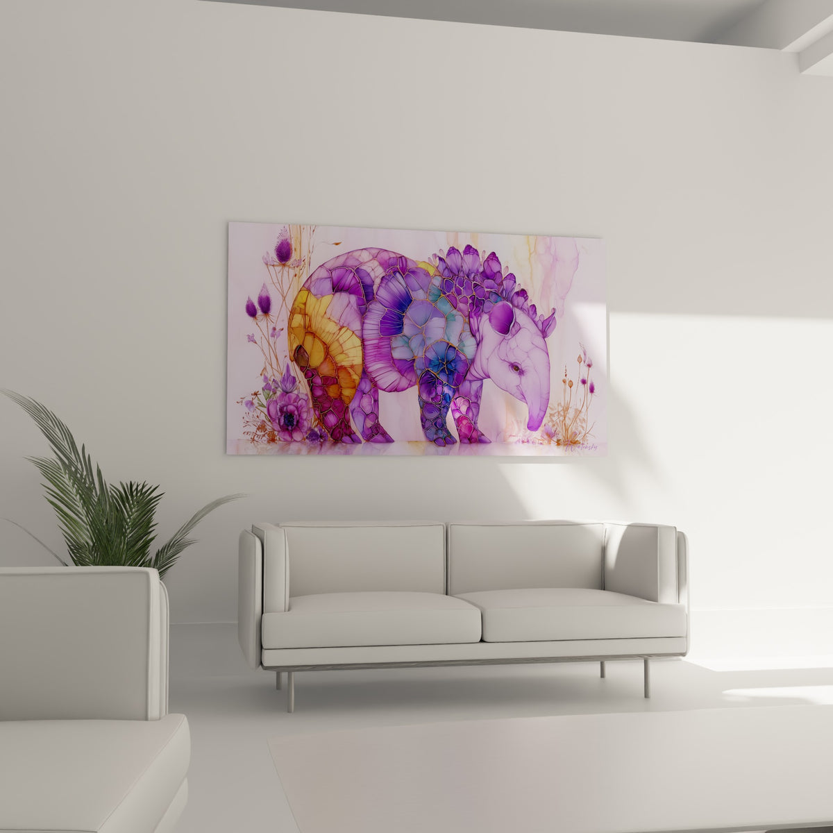 Tapir aux teintes violettes et dorées, corps segmenté en verre coloré, au-dessus d'un canapé dans un salon lumineux