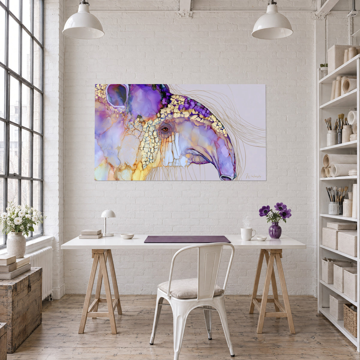 Tableau tapir aux plaques dorées fendillées et reflets mauves, accroché au-dessus d'un bureau blanc dans un loft d'artiste